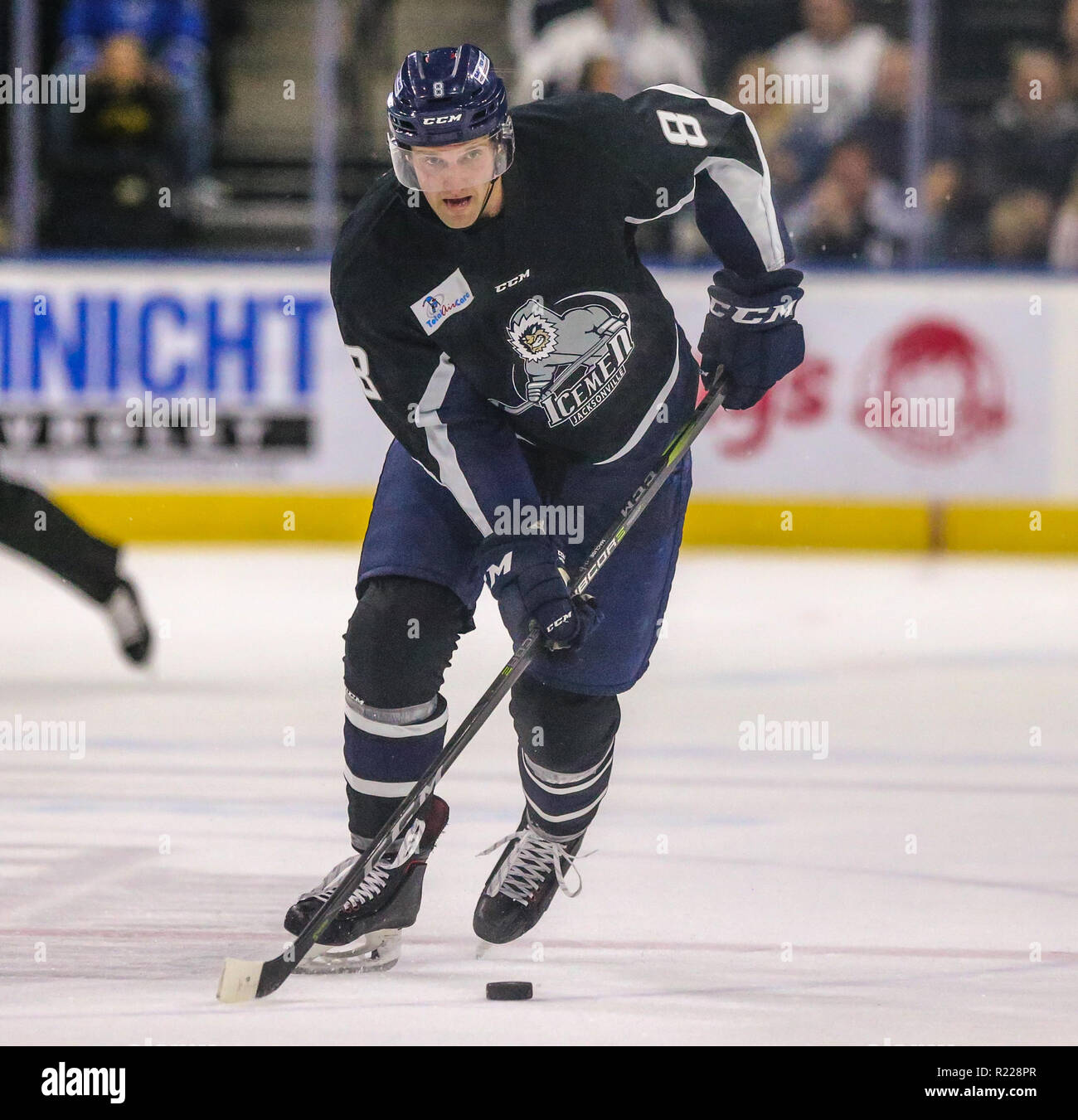 Jacksonville Eisgruben steigt vorwärts Cam Maclise (8) Vorschüsse der Puck während des zweiten Zeitraums von ein echl Professional Hockey Spiel gegen die Florida Everblades am Veterans Memorial Arena in Jacksonville, Fla., Mittwoch, November 14, 2018. (Gary Lloyd McCullough/Cal Sport Media) Stockfoto