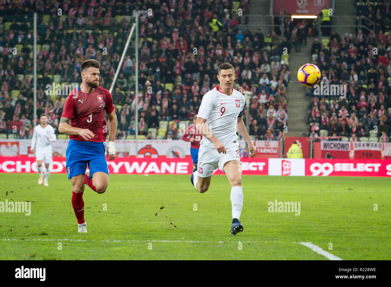 Danzig, Polen. 15. November 2018. Ondrej Celustka (3) Robert Lewandowski (9) Während der Internationalen freundlich Fußballspiel zwischen Polen und der Tschechischen Republik bei Energa Stadion in Danzig, Polen am 15. November 2018 Credit: Grzegorz Brzeczyszczykiewicz/Alamy leben Nachrichten Stockfoto