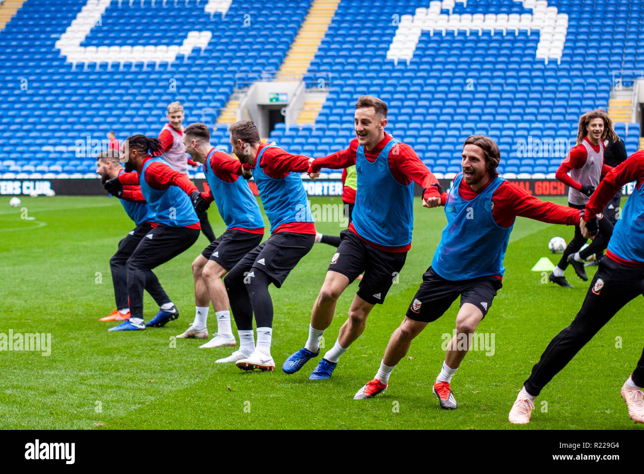 Cardiff, Wales. 15. November 2018. Wales Mittelfeldspieler Joe Allen Züge bei Cardiff City Stadium vor Ihrer bevorstehenden Länderspiele gegen Dänemark und Albanien. Lewis Mitchell/YCPD. Quelle: Lewis Mitchell/Alamy leben Nachrichten Stockfoto