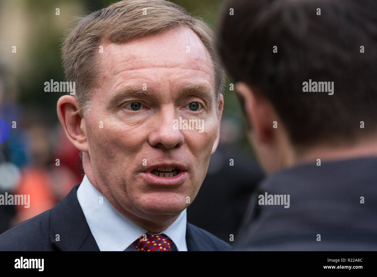 London, Großbritannien. 15. November 2018. Chris Bryant, Labour MP für Rhondda, erscheint auf dem College Green in Westminster nach dem Kabinett ausscheiden von Brexit Sekretär Dominic Raab und Arbeit und Altersversorgung Sekretärin Esther McVey am Tag nach dem Premierminister gewonnen Kabinettsbeschluss einen Entwurf der abschließenden Brexit Zustimmung: Mark Kerrison/Alamy leben Nachrichten Stockfoto