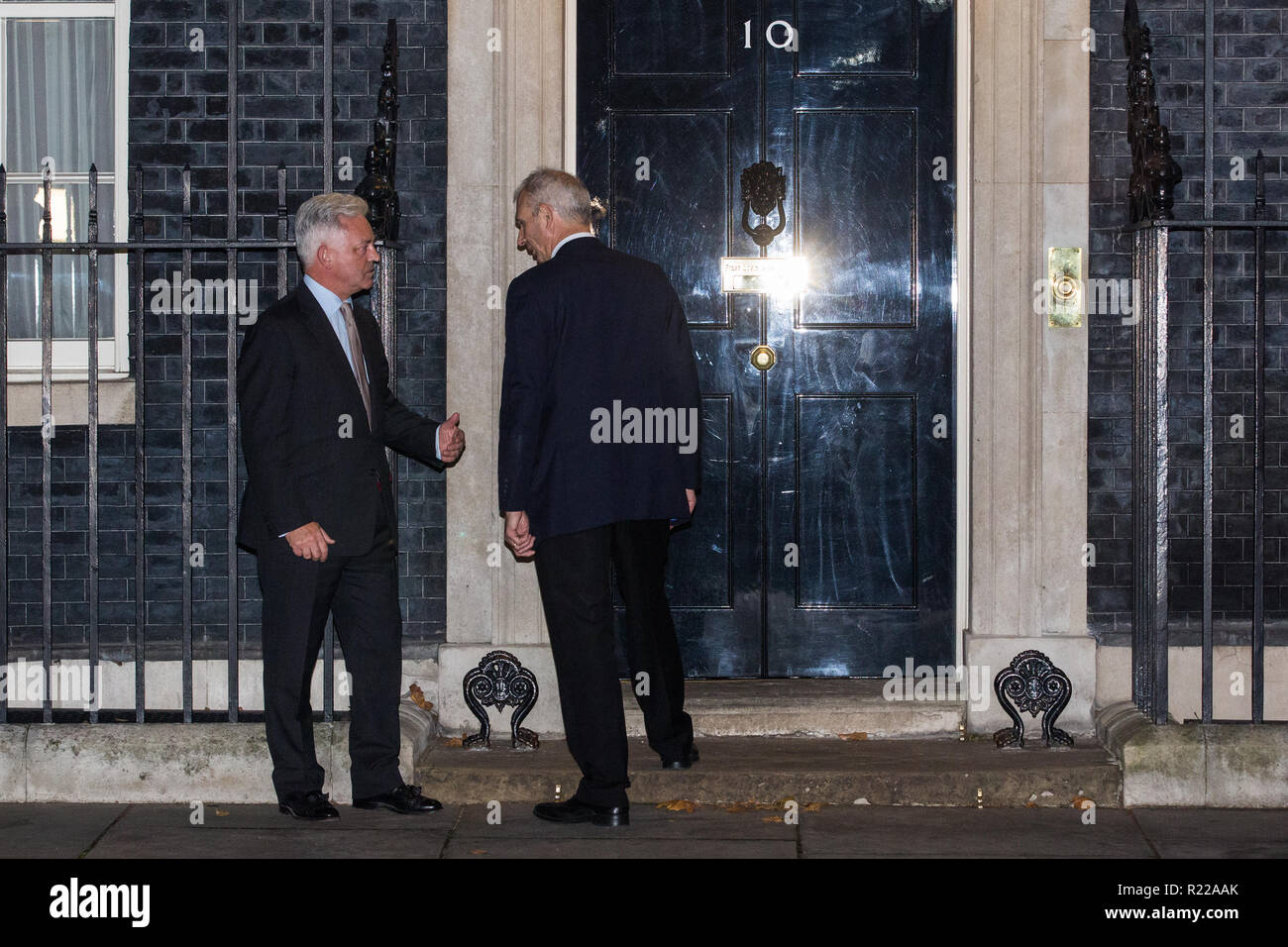 London, Großbritannien. 15. November 2018. Sir Alan Duncan, Minister für Europa und Amerika, und David Lidington MP, Kanzler des Herzogtums Lancaster und Minister für das Cabinet Office, lassen 10 Downing Street nach einem Treffen mit Fabian Picardo, Chief Minister von Gibraltar. Credit: Mark Kerrison/Alamy leben Nachrichten Stockfoto