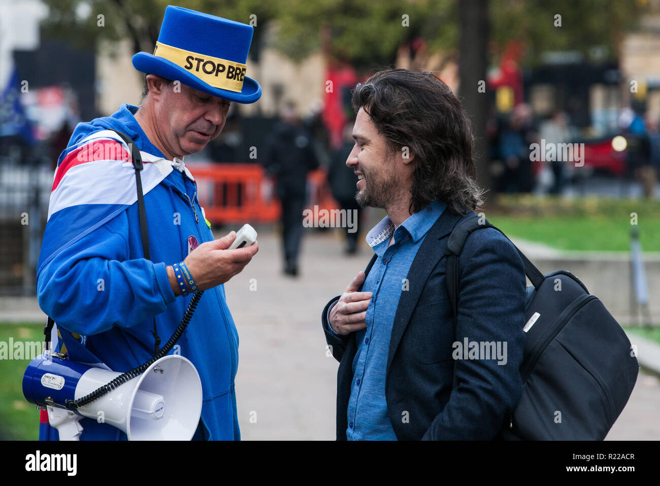 London, Großbritannien. 15. November 2018. Steve Bray, anti-Brexit Aktivist von sodem (Stand der Missachtung der Europäischen Bewegung), spricht mit Mike Galsworthy, Mitbegründer der Wissenschaftler für die EU und gesünder im, am College Green in Westminster nach dem Kabinett ausscheiden von Brexit Sekretär Dominic Raab und Arbeit und Altersversorgung Sekretärin Esther McVey am Tag nach dem Premierminister gewonnen Kabinettsbeschluss einen Entwurf der abschließenden Brexit Zustimmung: Mark Kerrison/Alamy leben Nachrichten Stockfoto