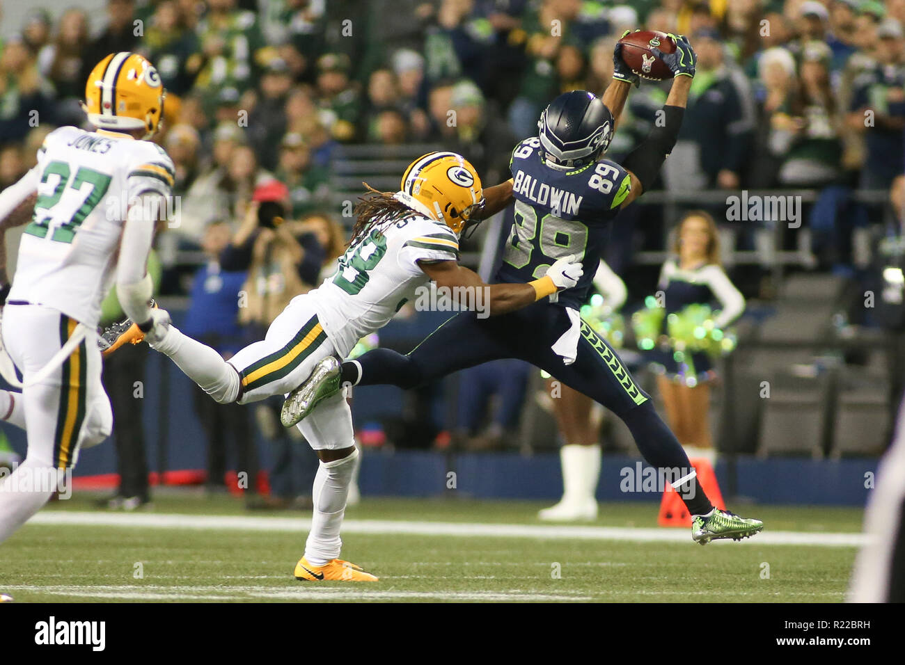 Seattle, WA, USA. 15 Nov, 2018. Seattle Seahawks wide receiver Doug Baldwin (89) macht eine fangen, während Sie von Green Bay Packers cornerback Tramon Williams verteidigt (38) Während eines Spiels zwischen den Green Bay Packers und Seattle Seahawks an CenturyLink Feld in Seattle, WA. Sean Brown/CSM/Alamy leben Nachrichten Stockfoto