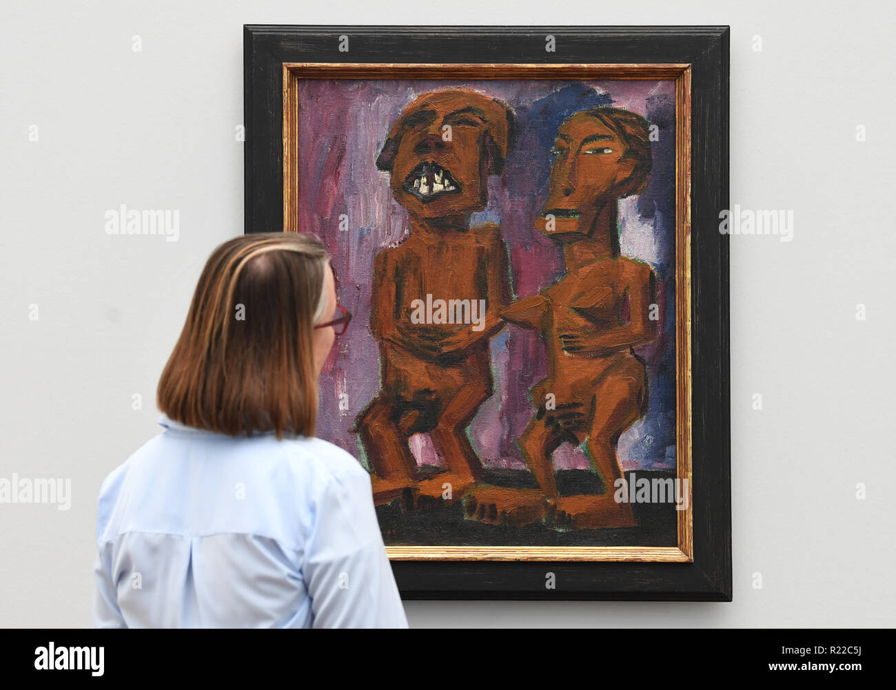 Baden Baden, Deutschland. 15 Nov, 2018. Eine Person in das Museum Frieder Burda sieht sich exotische Figuren der Arbeit". Mann und Frau" von Emil Nolde von 1912 ist Teil der Ausstellung 'DIE BRÜCKE 1905 - 1914", die im Museum vom 17. November 2018 bis 24. März 2019 gezeigt werden. Mit rund 120 Werken, die Show gibt einen Einblick in die Arbeit von Kirchner, Heckel, Schmidt-Rottluff, Pechstein, Nolde. Credit: Uli Deck / dpa - ACHTUNG: Für die redaktionelle Nutzung nur in Verbindung mit Abdeckung der Ausstellung./dpa/Alamy leben Nachrichten Stockfoto