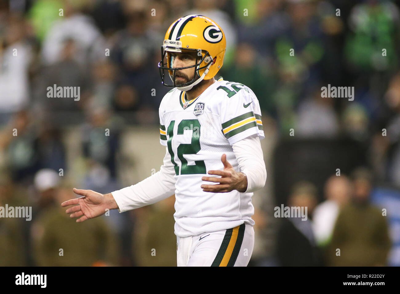 Seattle, WA, USA. 15 Nov, 2018. Green Bay Packers Quarterback Aaron Rodgers (12) zuckt die Schultern, als er brennt ein Timeout, bevor eine Verzögerung des Spiels, während eines Spiels zwischen den Green Bay Packers und Seattle Seahawks an CenturyLink Feld in Seattle, WA. Seahawks Niederlage die Verpacker 27-24. Sean Brown/CSM/Alamy leben Nachrichten Stockfoto