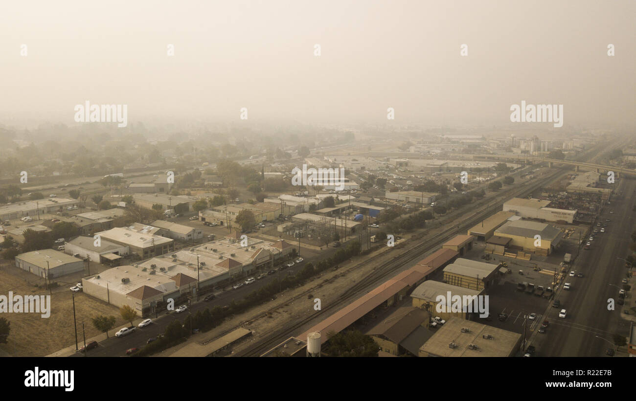 Modesto, Kalifornien, USA, 15. Nov 2018. Wie das Lagerfeuer weiterhin in Nordkalifornien, der Mangel an Wind und starker Rauch Rauchen erlaubt hat das Tal darunter Modesto Kalifornien und Bay Area in Kalifornien zu füllen, zu brennen. Das San Joaquin Valley Luftreinhaltung Bezirk hat ein ungesunder Zustand für die meisten von Nordkalifornien. Credit: Marty Bicek/ZUMA Draht/Alamy leben Nachrichten Stockfoto