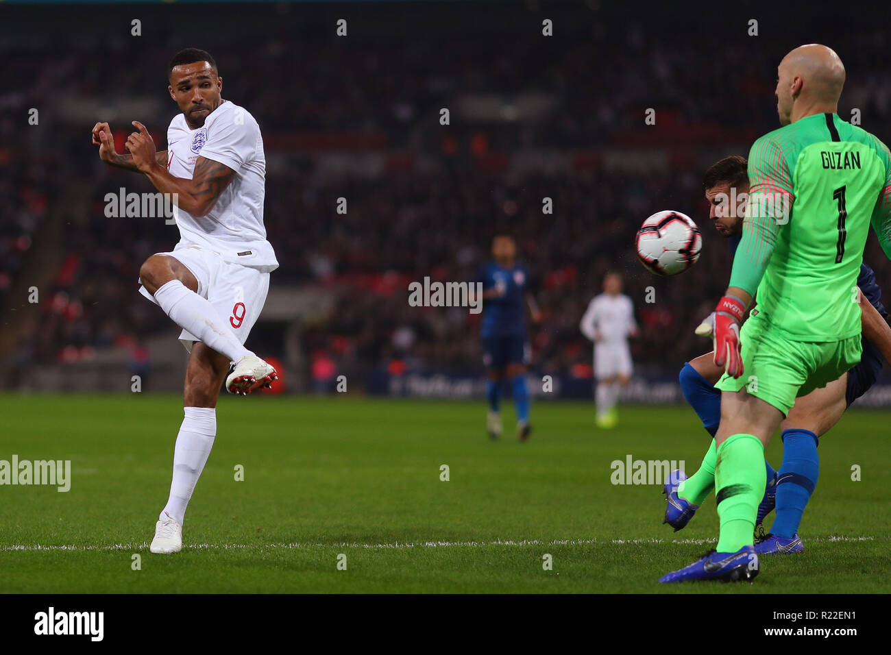 London, Großbritannien. 15. November 2018. Callum Wilson von England schiesst auf Ziel, sondern ist von Brad Guzan der Vereinigten Staaten - England v United States, Internationale Freundlich, Wembley Stadion, London - 15. November 2018 Credit: Richard Calver/Alamy Leben Nachrichten verweigert Stockfoto