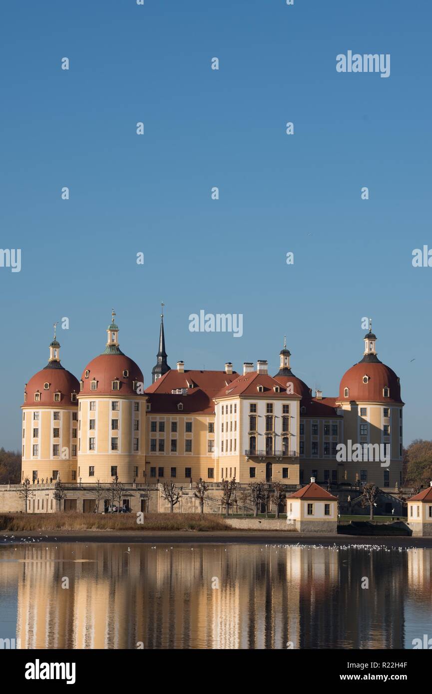 Moritzburg, Deutschland. 16 Nov, 2018. Das ehemalige Jagdschloss der Wettiner spiegelt sich im Wasser. Ab 17. November 2018 bis 03. März 2019 in der Ausstellung 'Drei Haselnüsse für Aschenbrödel' (Drei Haselnüsse für Aschenbrödel) auf das Märchenhafte, für den gleichnamigen Film von 1973 kann in der Burg zu sehen. Schloss Moritzburg war einer der Standorte für die co-Produktion von Film Studios der ehemaligen CSSR und der DDR. Credit: Sebastian Kahnert/dpa/Alamy leben Nachrichten Stockfoto