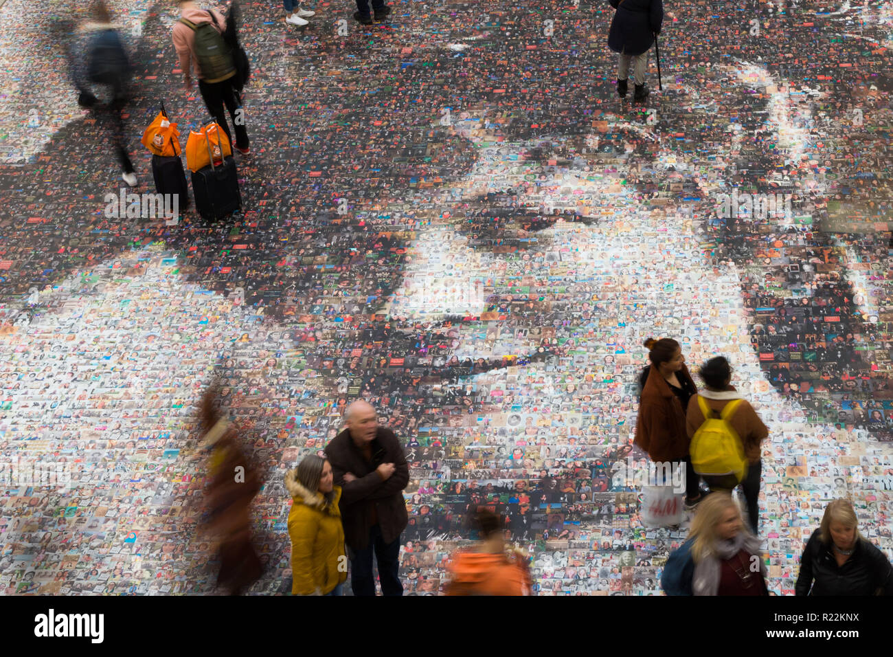 Birmingham, Großbritannien. 16. November 2018. Ein großes Mosaik Portrait von sufragette Hilda Burkitt-lymphom ist auf die Bahnhofshalle, vom Bahnhof New Street, Birmingham. Der 20 Meter hoch ist der 3.724 selfie Fotos und andere Bilder von Frauen aus ganz Großbritannien versendet wird. Das Projekt mit dem Namen Angesichts des Wahlrechts, deisgned durch die Künstlerin Helen Marshall. Hilda Burkitt wurde geboren in Wolverhampton im Jahre 1876, wurde überführt und für das Brechen ein Fenster, in dem dann Prime Minister's Waggon gefangengesetzt. Peter Lopeman/Alamy leben Nachrichten Stockfoto