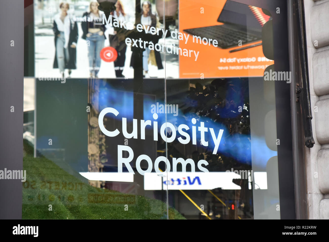 Piccadilly Circus, London, UK. 16. November 2018. Google startet der neue Pixel 3 Telefon an der Neugier Zimmer einen Monat lang interaktive Veranstaltung, die über dem alten Tower Records gebäude in U-Bahnstation Piccadilly Circus fahren. Quelle: Matthew Chattle/Alamy leben Nachrichten Stockfoto