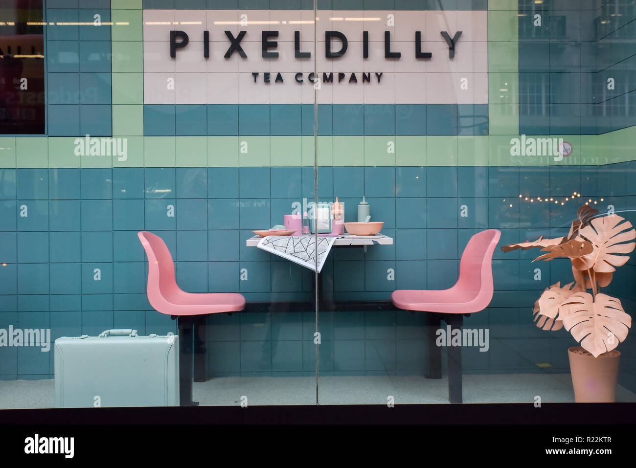 Piccadilly Circus, London, UK. 16. November 2018. Google startet der neue Pixel 3 Telefon an der Neugier Zimmer einen Monat lang interaktive Veranstaltung, die über dem alten Tower Records gebäude in U-Bahnstation Piccadilly Circus fahren. Quelle: Matthew Chattle/Alamy leben Nachrichten Stockfoto