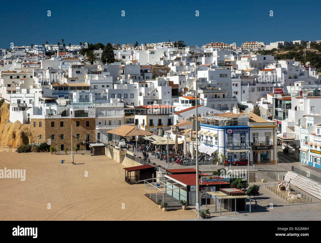Die Altstadt von Albufeira und Fisherman Strand Praia dos Pescadores Luftaufnahme Stockfoto