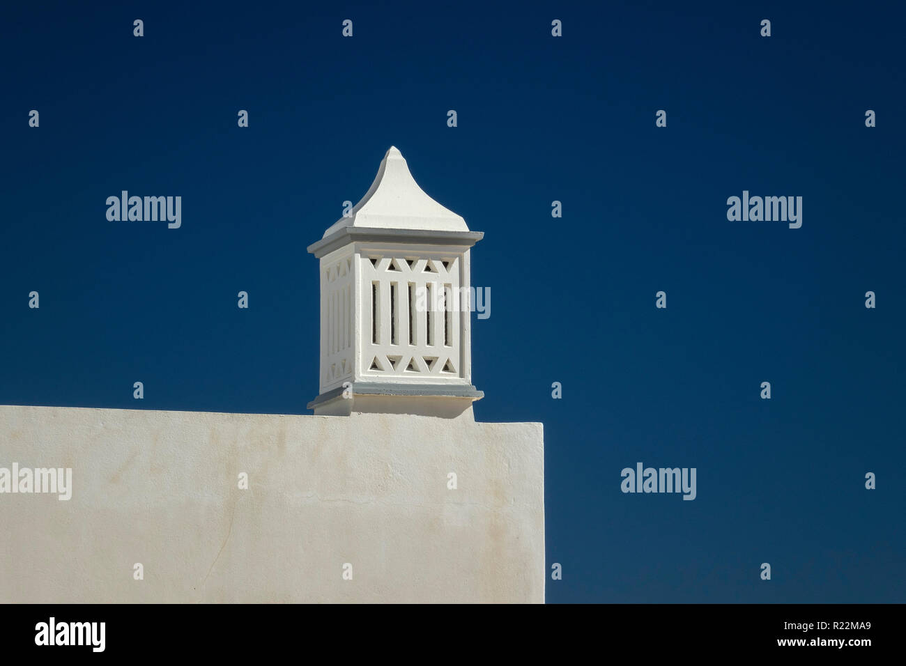 Eine dekorative weiße Schornstein-mütze Albufeira Portugal Stockfoto