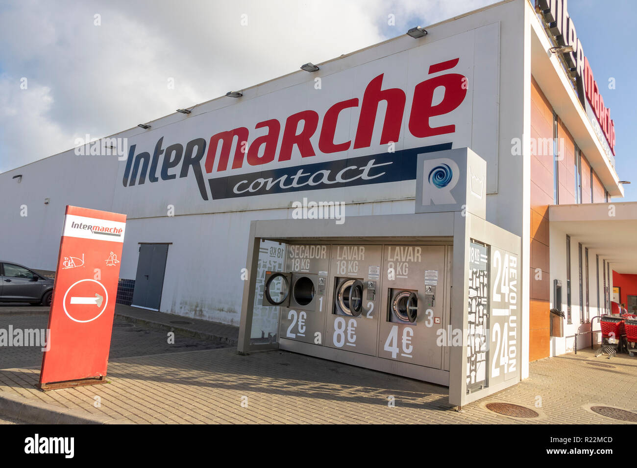 Eine Intermarche Supermarkt mit externen Wäscheservice Waschmaschinen für Camper in Sagres Portugal Stockfoto