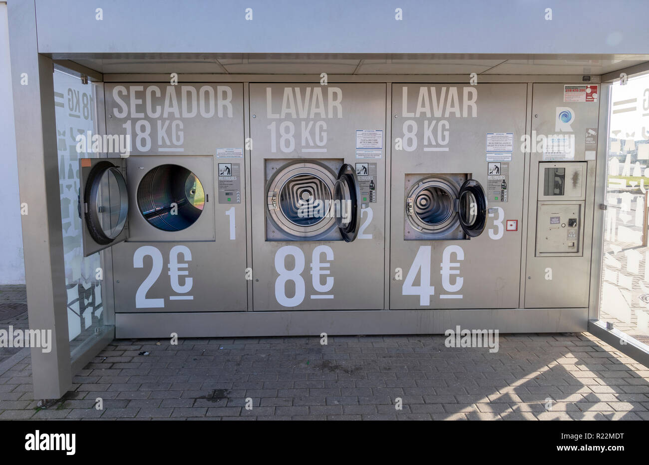 Outdoor Waschmaschinen in einem Intermarche Supermarkt an der Algarve, Portugal Stockfoto