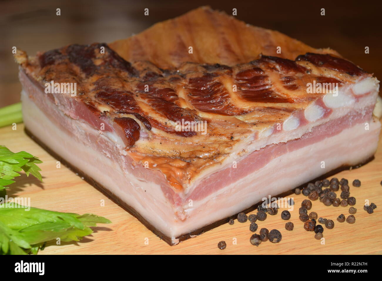 Der gesamte Ruhm der moked Speck' Deutsch - Essen, vollständig ausgehärtet  und geräuchertem Schweinefleisch Speck auf Holzplatte nach Großmutters  Rezept und Kunst Stockfotografie - Alamy