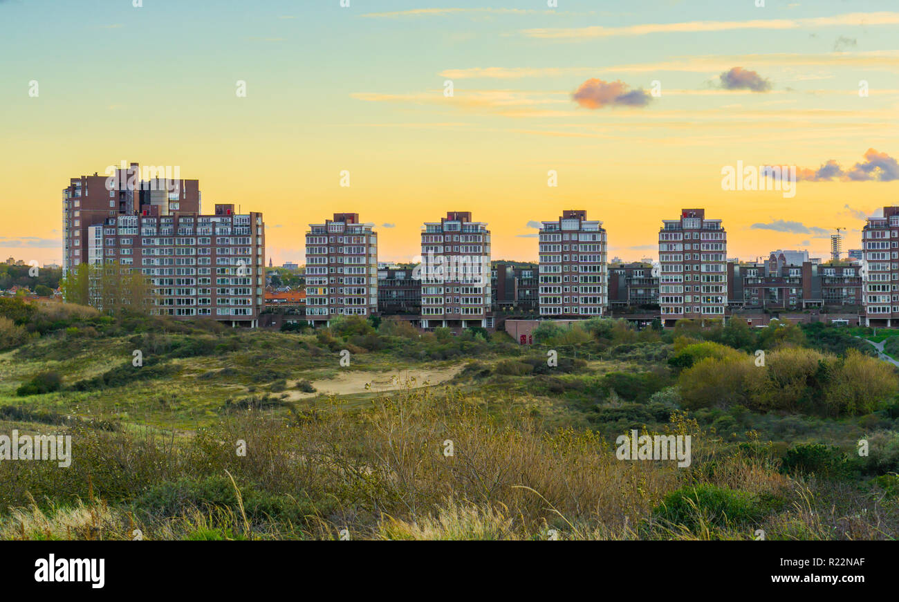 Blick auf die Stadt mit Wohnungen von den Dünen von Scheveningen ein beliebtes und touristische Stadt am Strand in den Niederlanden bei Sonnenuntergang Zeit Stockfoto