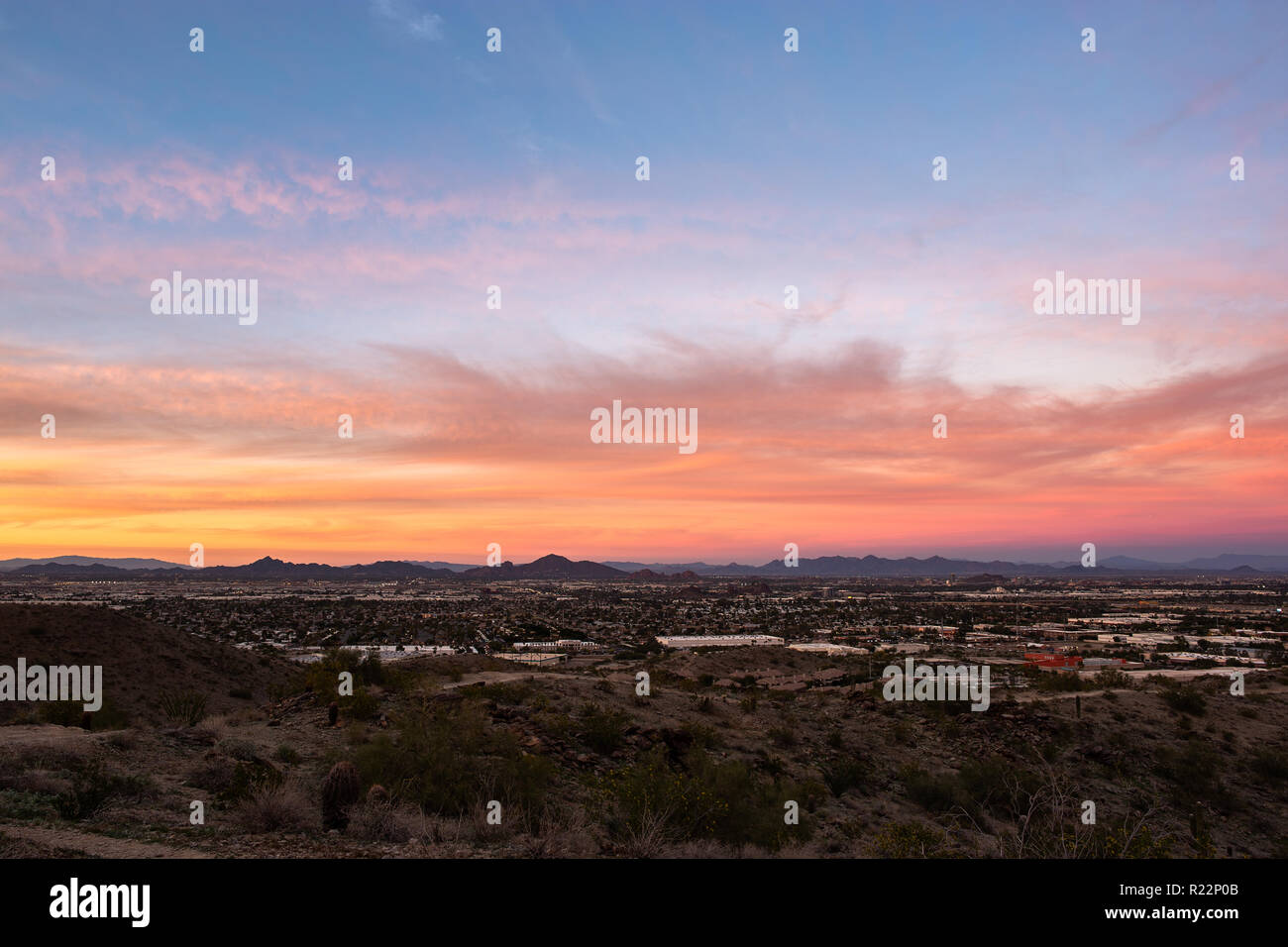 Farbenfroher Sonnenuntergang über Phoenix, Arizona mit Camelback Mountain in der Ferne Stockfoto