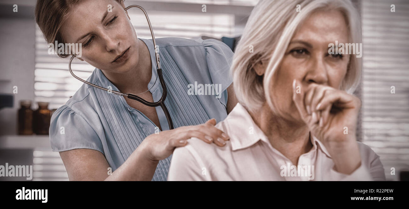 Arzt Untersuchen Husten Patienten Stockfoto Bild 225025665 Alamy