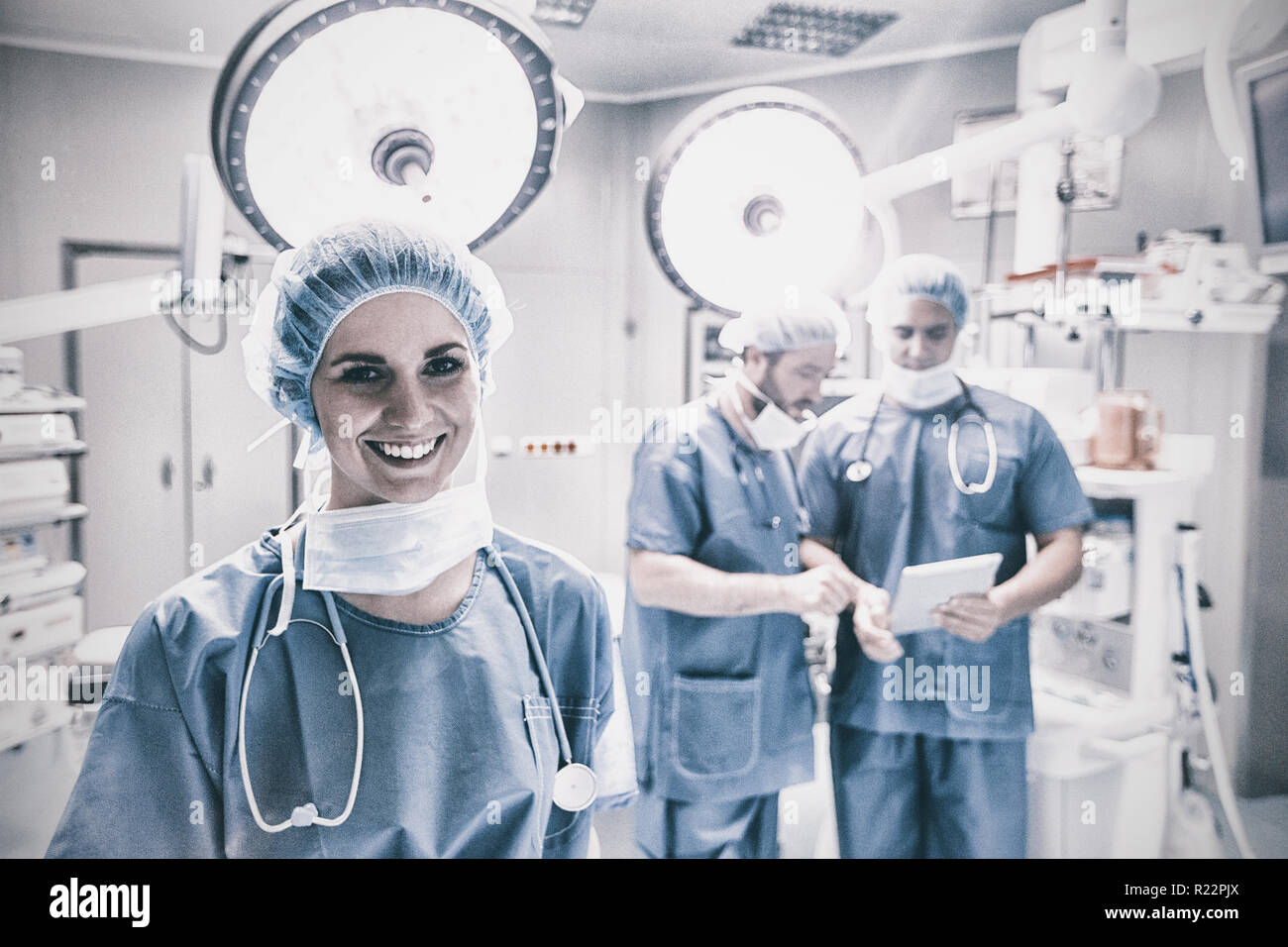 Porträt des lächelnden weiblichen Chirurgen im OP-Saal Stockfoto