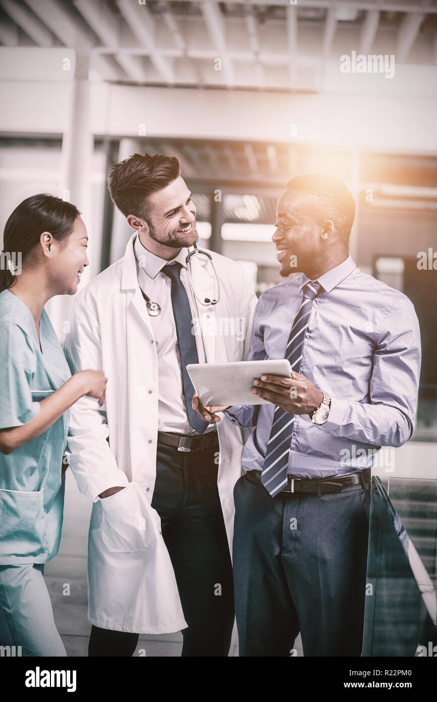 Krankenschwester und Arzt Diskussion mit Geschäftsmann Stockfoto