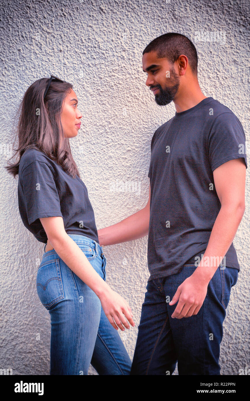 Hipster Paar mit blank t-shirts für Ihr Design Stockfoto