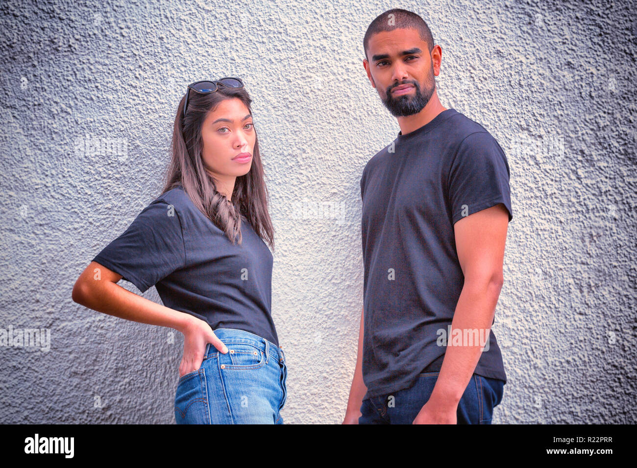 Hipster Paar mit blank t-shirts für Ihr Design Stockfoto