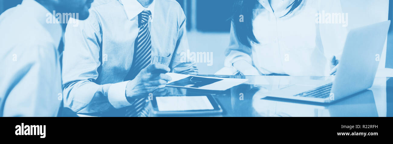 Geschäftsfrau mit Kollegen diskutieren Stockfoto