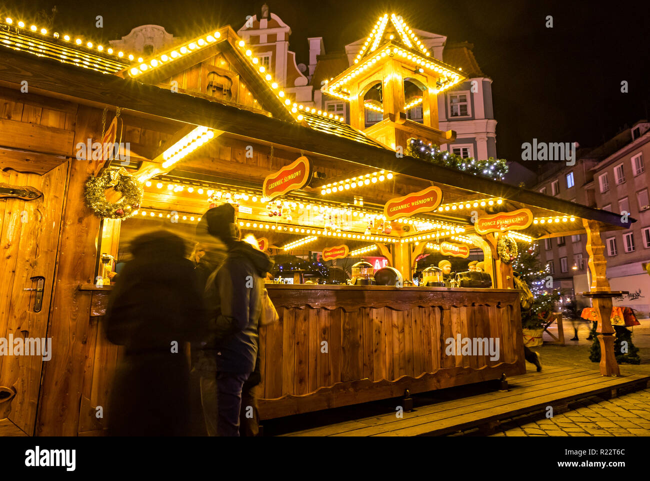 WROCLAW, Polen - Dez 7, 2017: Weihnachtsmarkt auf dem Marktplatz (Rynek) in Wroclaw, Polen. Eines von Polens besten und größten Weihnachtsmärkte, stret Stockfoto