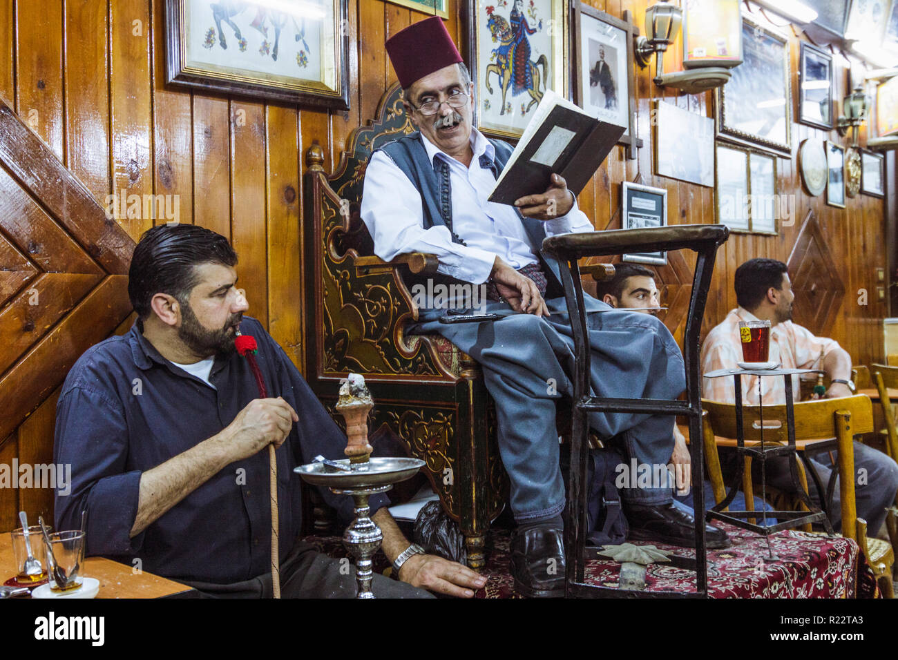 Damaskus, Syrien, 1. Juni 2009: Abu schattig, der letzte Der hakawati fabled Geschichtenerzähler von Damaskus Al Nawfra Kaffeehaus durchführen. Stockfoto