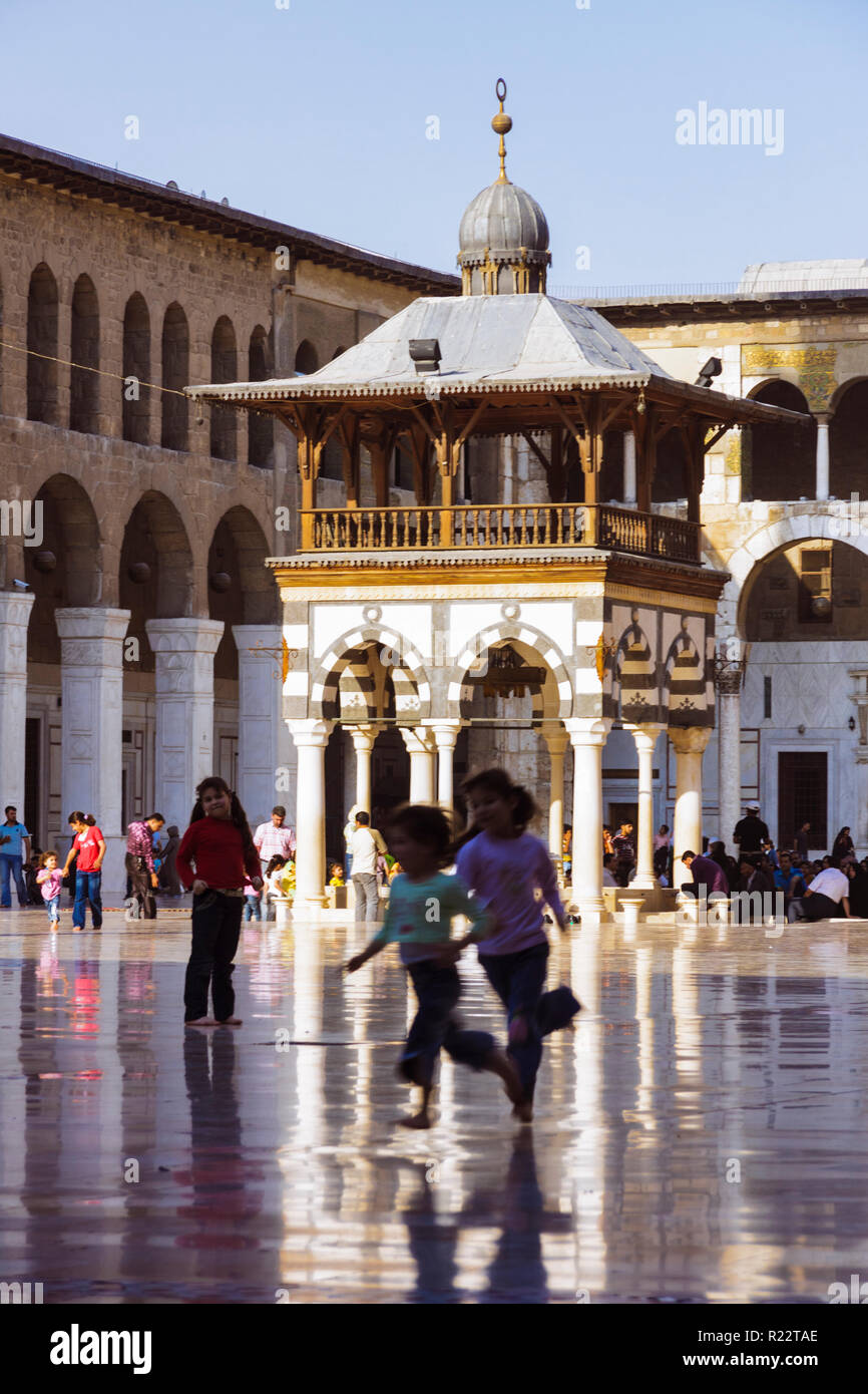 Damaskus, Syrien: Kinder im Innenhof der Umayyaden Moschee von Damaskus, einer der größten und ältesten der Welt. Stockfoto