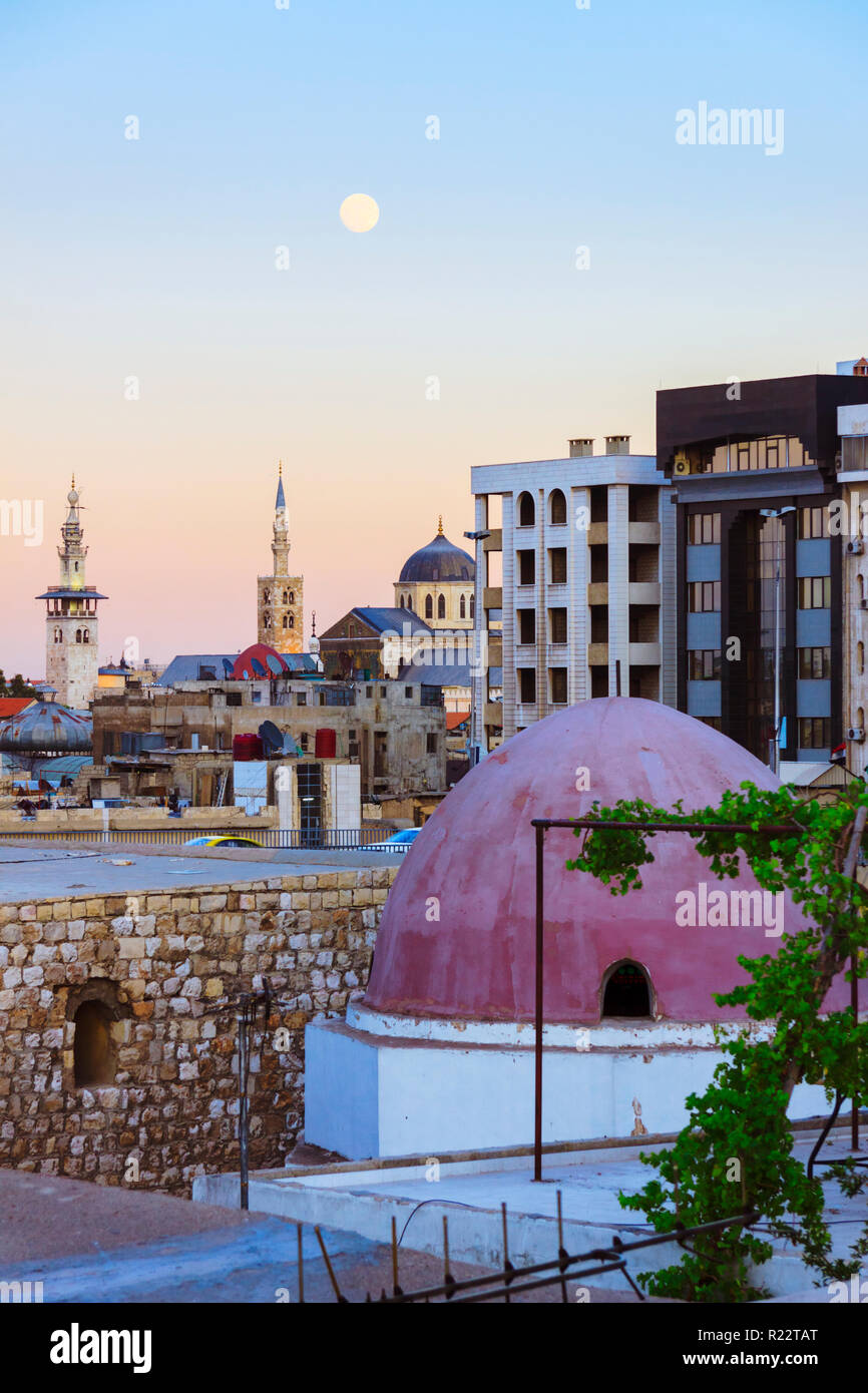 Damaskus, Syrien: Stadtbild mit der Umayyaden Moschee im Hintergrund. Die Große Moschee von Damaskus ist eine der größten und ältesten der Welt. Stockfoto