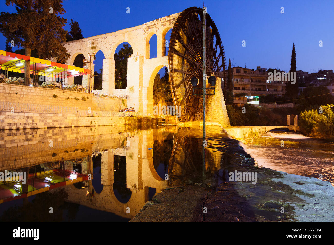 Hama, Hama Governatorat, Syrien: 14. Jahrhundert al-Muhammadiyah noria am Orontes in der Nacht, die larget der Hama Wasserräder und seine alten aque Stockfoto