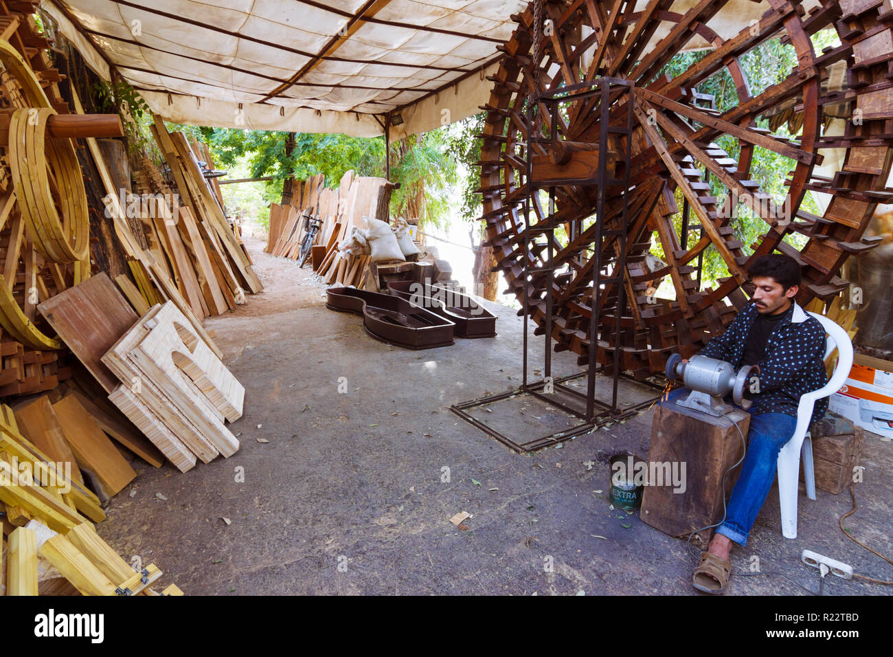 Hama, Hama Governatorat, Syrien: Handwerker bei der Arbeit Gebäude dekorative Norias. Stockfoto