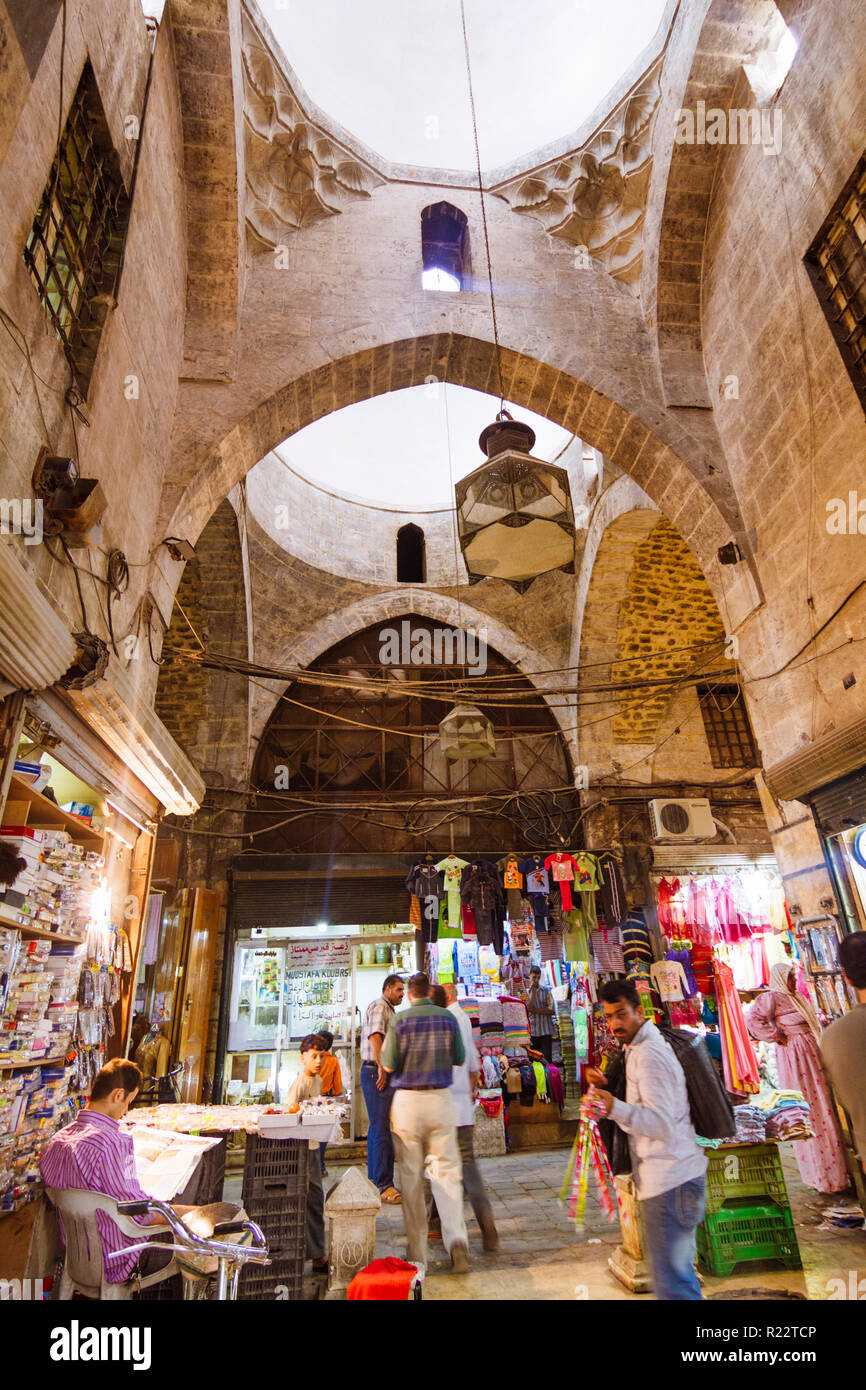 Aleppo Aleppo Governatorat, Syrien: Menschen kaufen Sie im Souq Bab Antakya. Bei einem leghth von sieben Kilometern, das Labyrinth der mittelalterlichen überdachte Märkte ist die mehr Stockfoto