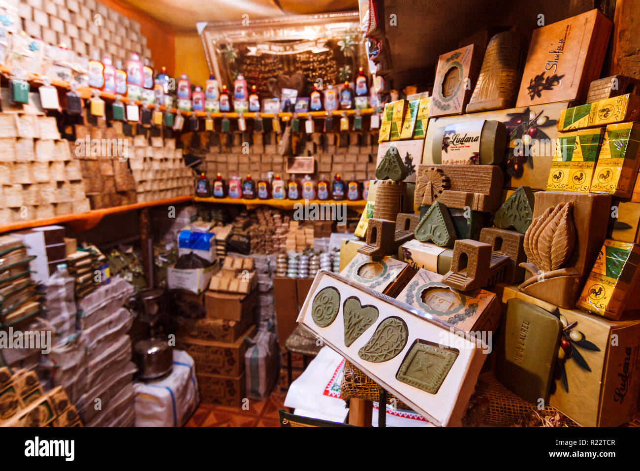 Aleppo Aleppo Governatorat, Syrien: ein Shop in al-Madina Souq Anzeige der berühmten Aleppo Seife Produkte. Stockfoto