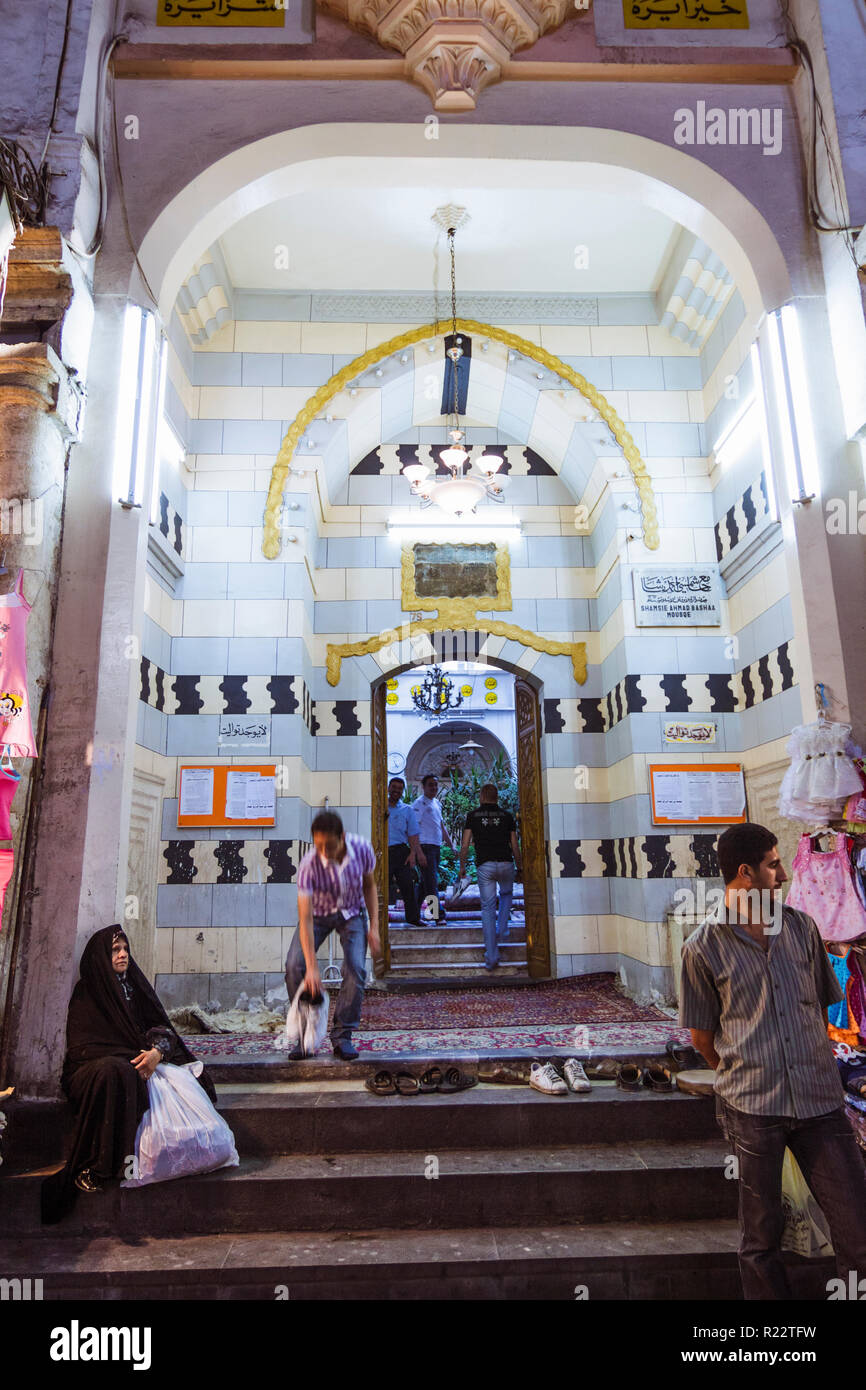 Damaskus, Syrien: Menschen außerhalb einer Moschee in der Al-Hamidiyah Souk in der Altstadt. Stockfoto