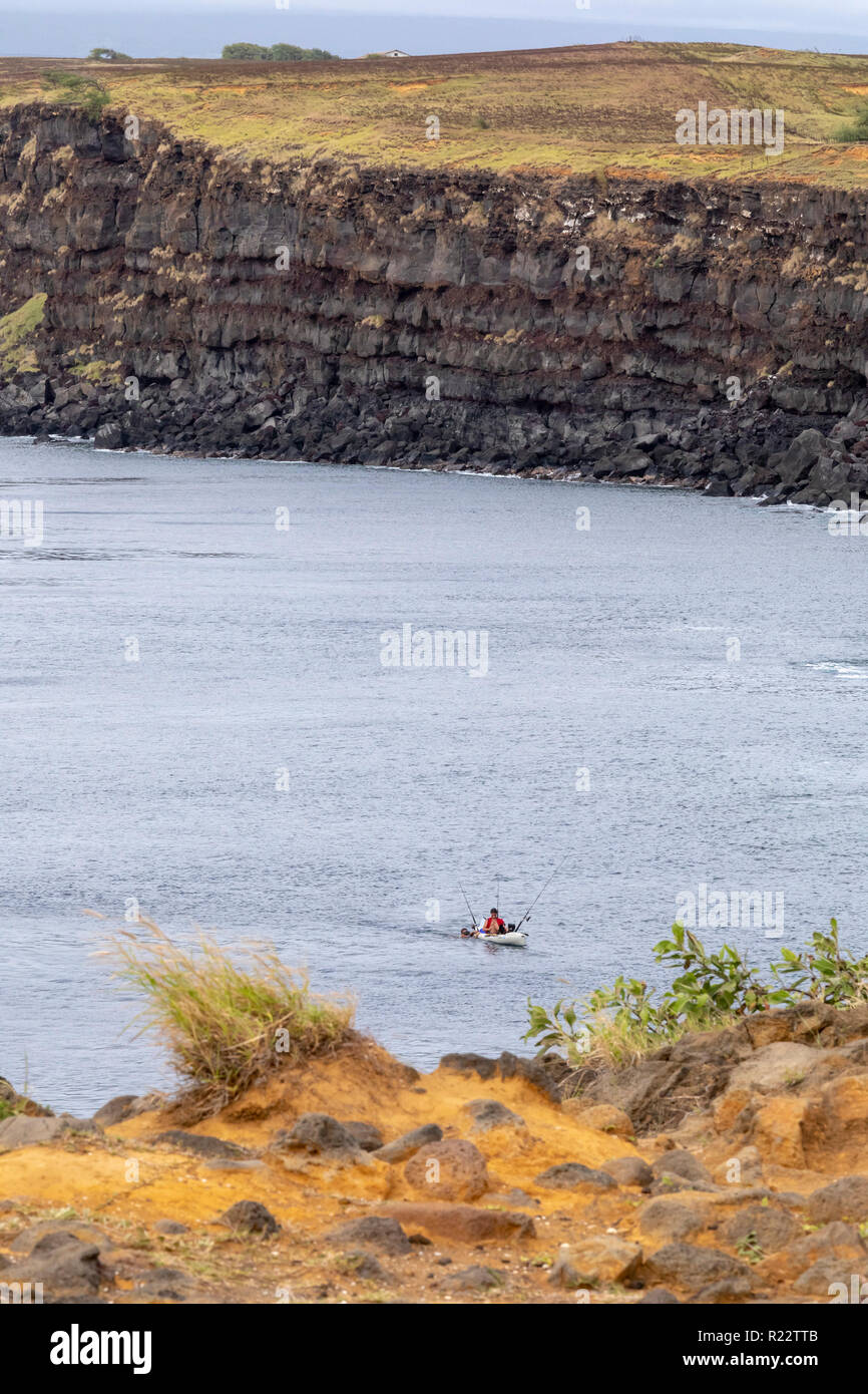 Ka Lae, Hawaii - ein Mann Fische von einem Kajak in der Nähe der südlichsten Punkt in den Vereinigten Staaten, auch South Point, auf Hawaii Big Island. Stockfoto