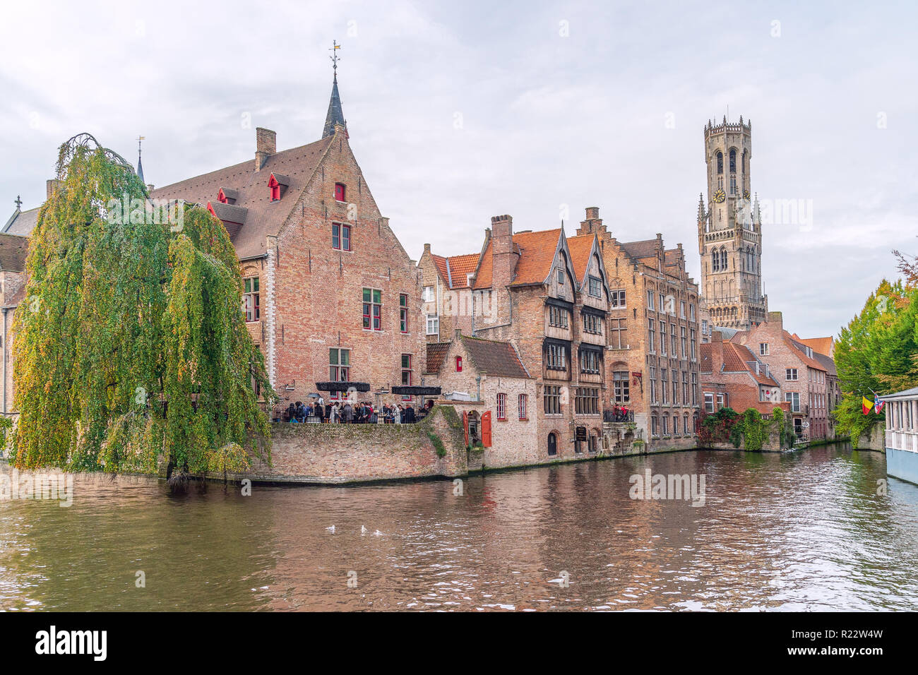 Kai Rosenkranz (Rozenhoedkaai) ist eine der schönsten Sehenswürdigkeiten von Brügge. Belgien Stockfoto