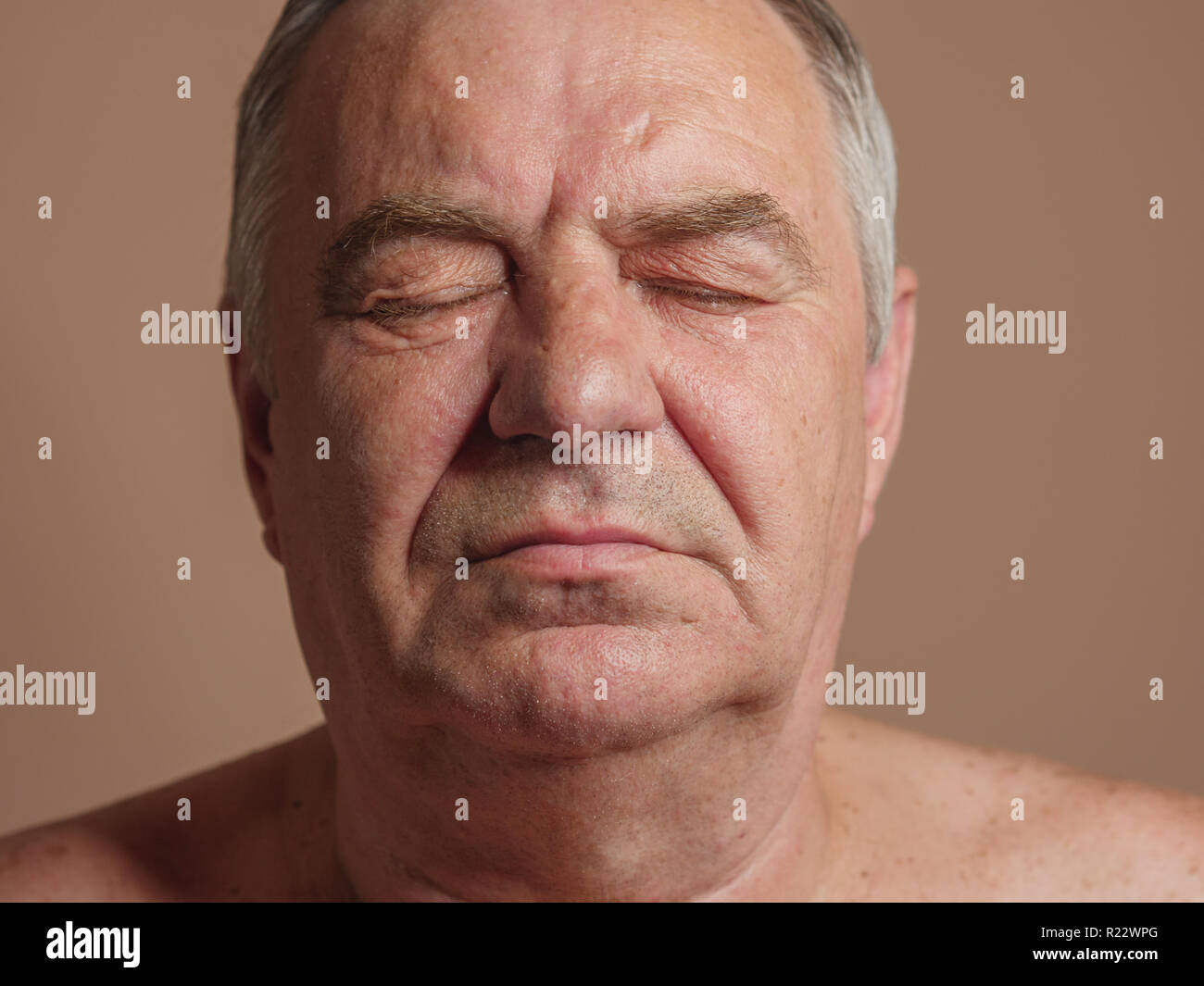 Alter Mann mit geschlossenen Augen. Portrait auf hellen Hintergrund. Stockfoto