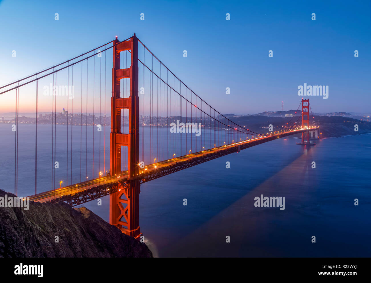 Die berühmte Golden Gate Bridge von San Francisco Bay und die Stadt von San Francisco kurz vor Sonnenaufgang gesichert. Stockfoto