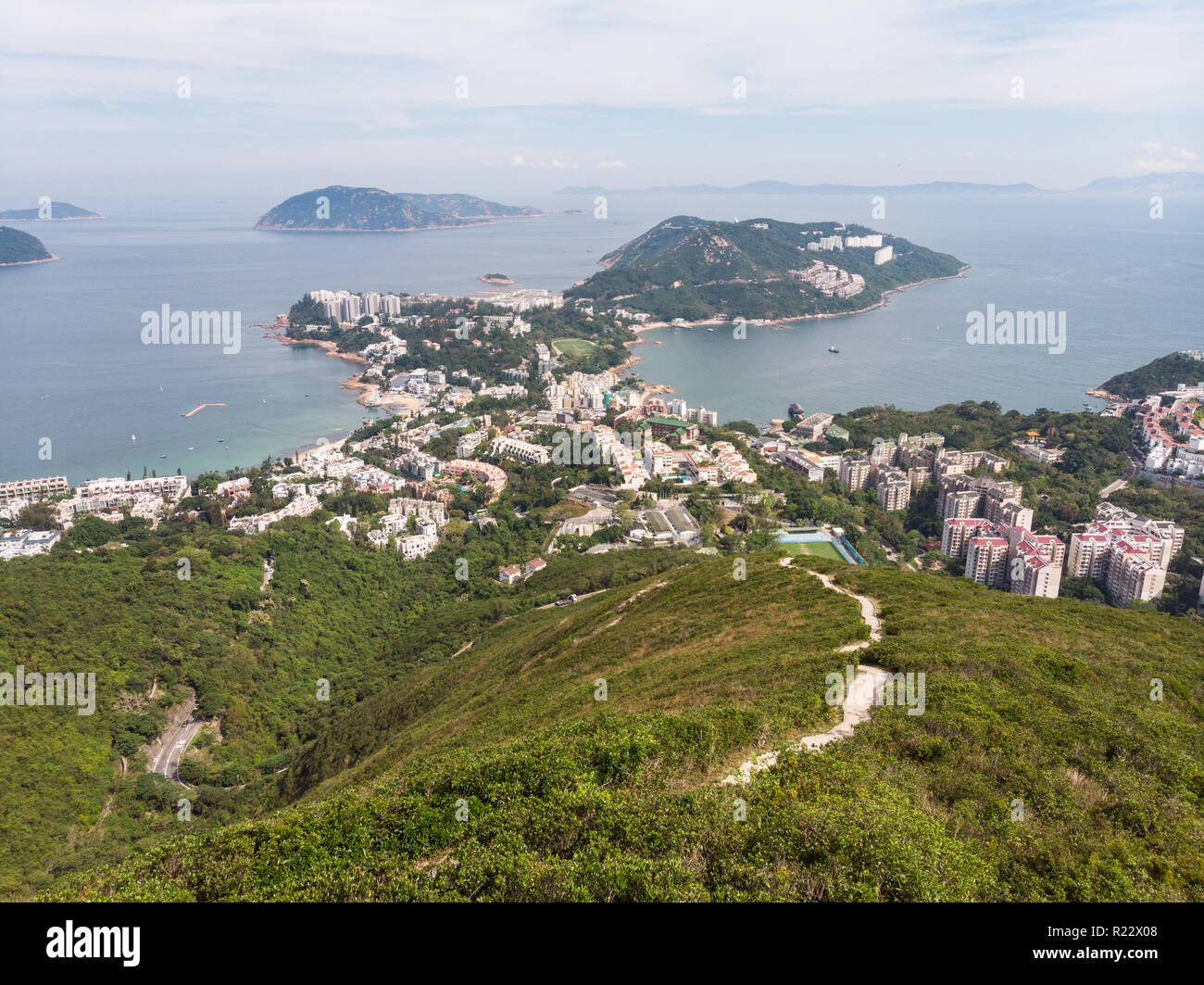 Blick über die Stadt von der Stanley Wilson Wanderweg in den Bergen im Süden der Insel Hong Kong in China. Stockfoto