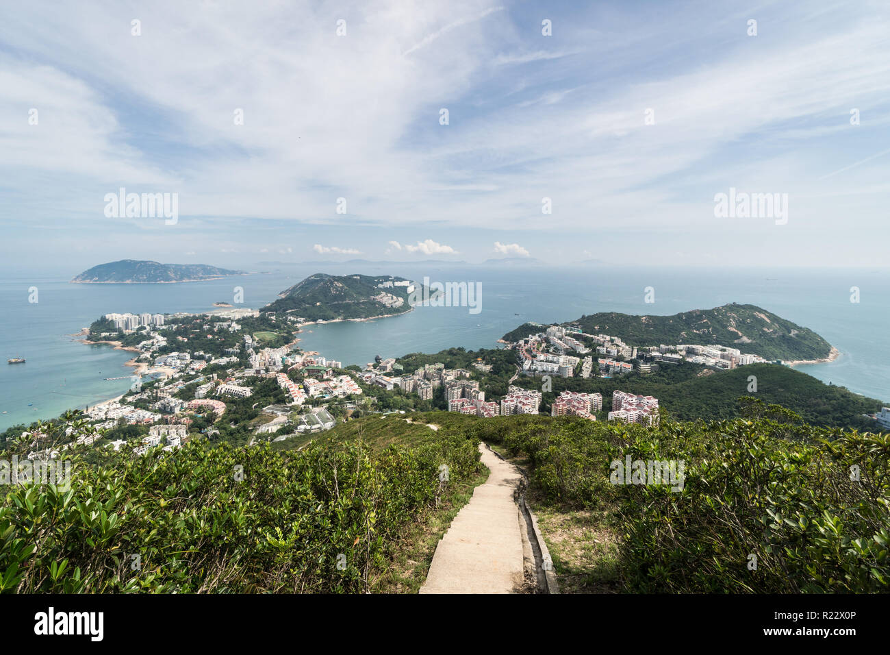 Blick über die Stadt von der Stanley Wilson Wanderweg in den Bergen im Süden der Insel Hong Kong in China. Stockfoto