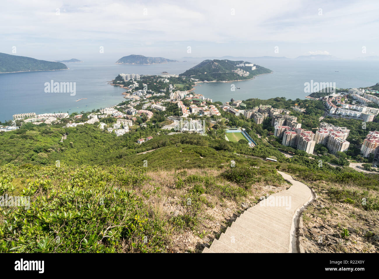 Blick über die Stadt von der Stanley Wilson Wanderweg in den Bergen im Süden der Insel Hong Kong in China. Stockfoto