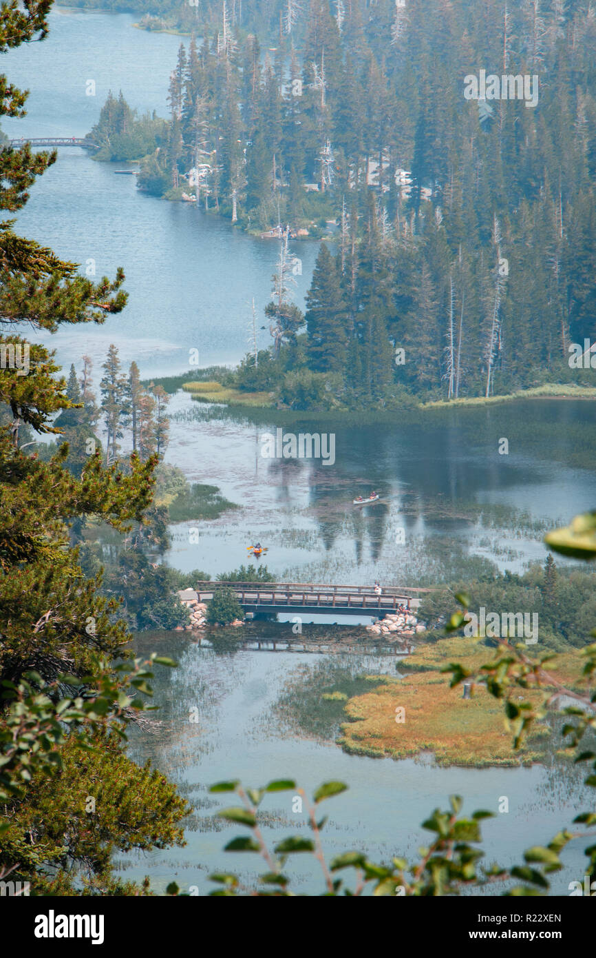 Hohen Winkel vertikale Ansicht von Twin Lakes in Mammoth Lakes, California, USA mit Kajaks im Wasser. Twin Lakes ist in Mono County entlang der East Stadtmitte Stockfoto