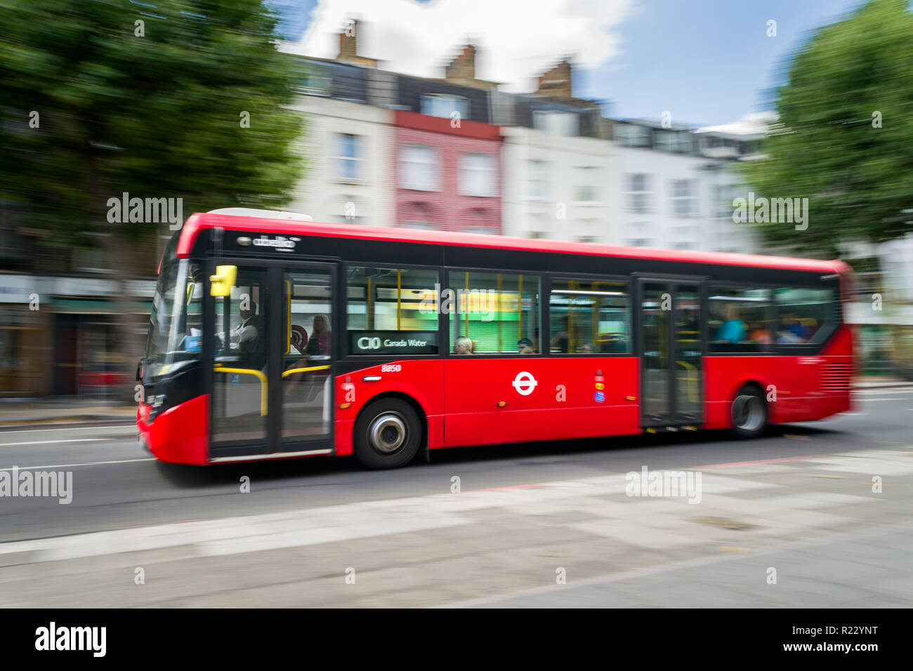 Panning Bild eines roten Abelio Bus entlang einer Straße in London reisen, Großbritannien Stockfoto
