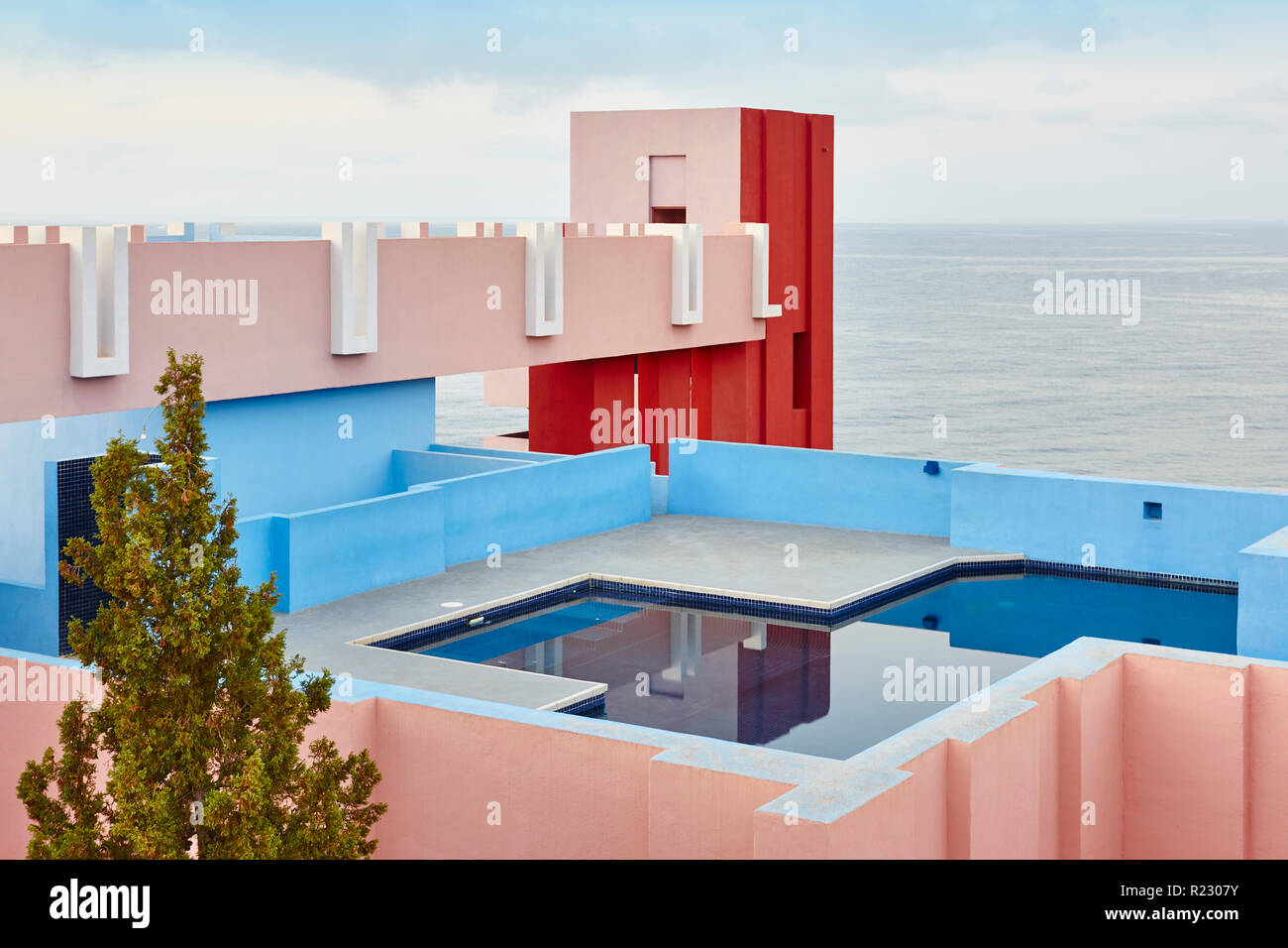 Geometrische Bauweise. Die rote Wand, La Manzanera. Calpe, Spanien Stockfoto