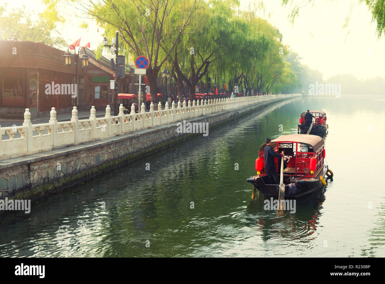 China traditionellen touristischen Boote auf Peking Kanäle von Qianhai See an der ShiChaHai Distrikt in Peking, China Stockfoto