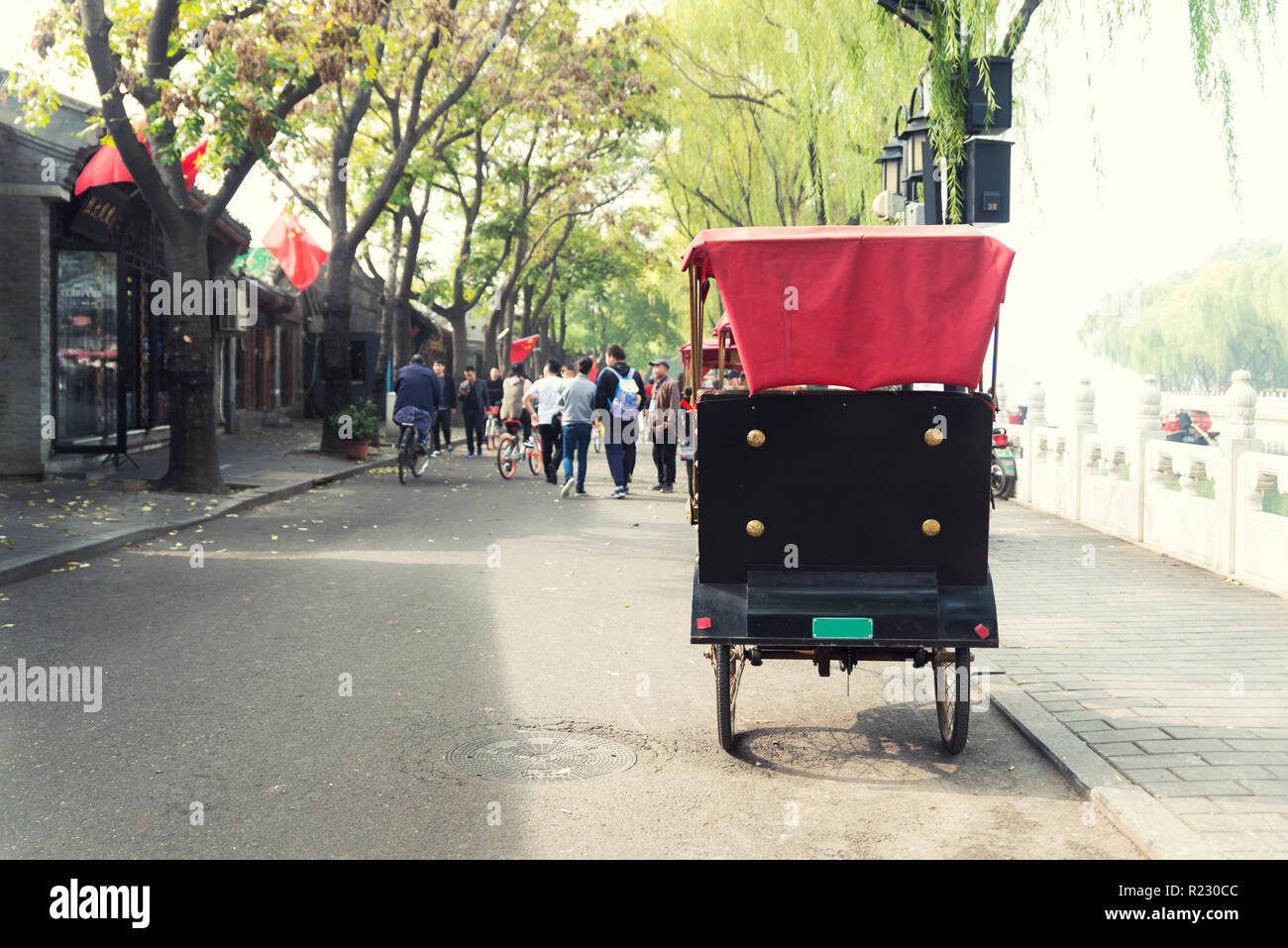 Touristen reiten Peking traditionelle Rikscha im alten China Hutong in Peking, China. Stockfoto