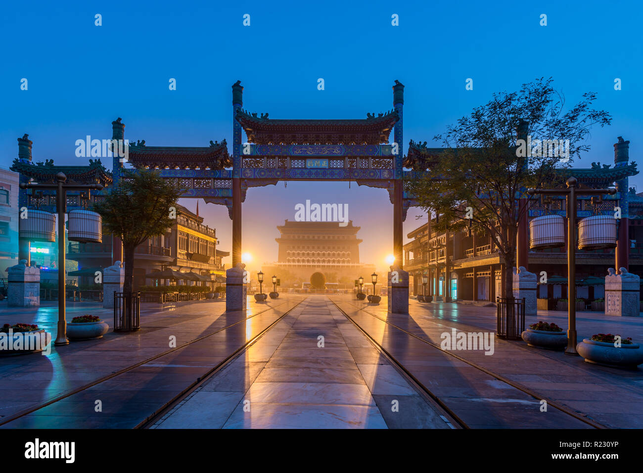 Peking Zhengyang tor Jianlou in der Nacht in der Qianmen Straße in Peking, China. Stockfoto